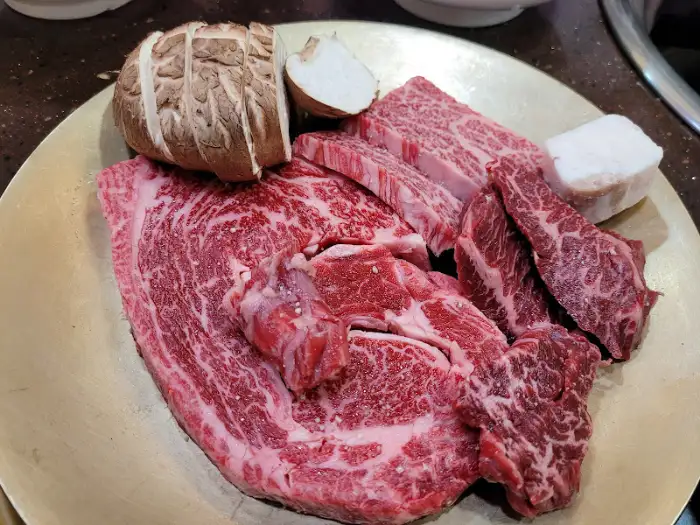 신선한 소고기 여러 부위와 버섯