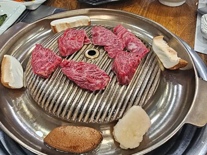 테이블에 차려진 고기, 밥, 반찬