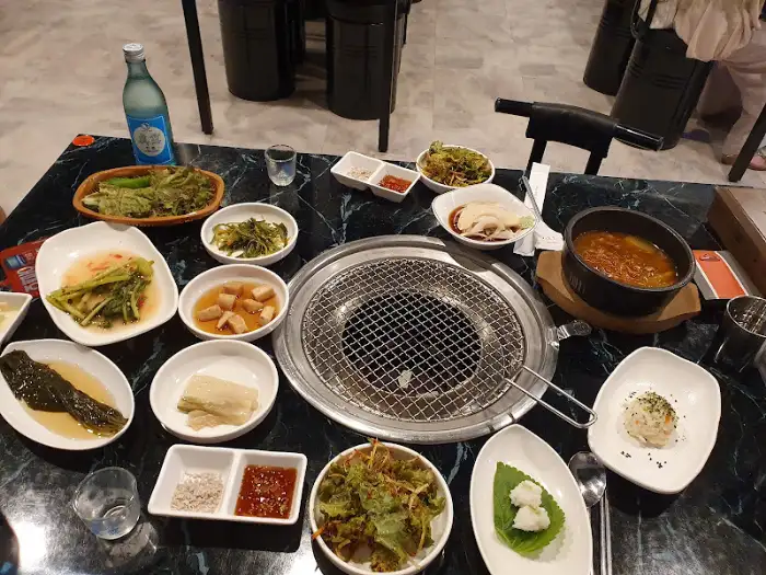 테이블 위에 펼쳐진 풍성한 식탁