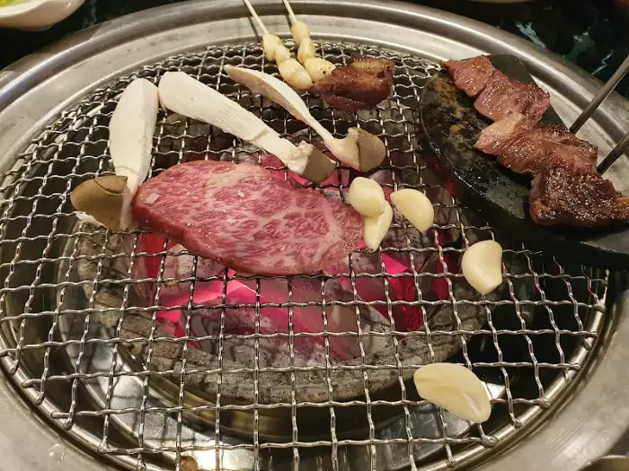숯불 위에서 구워지는 고기