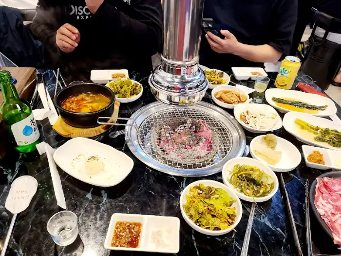 푸짐하게 차려진 테이블 풍경