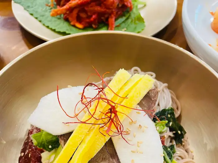 푸짐하게 담긴 비빔냉면