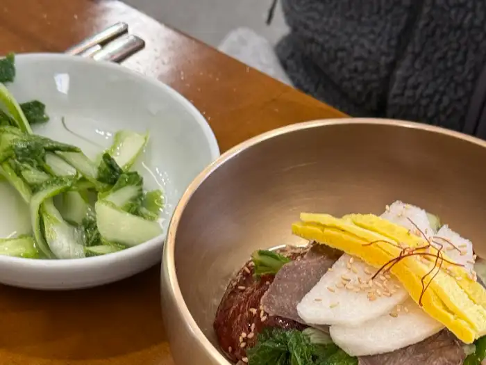 비빔냉면 위 고명