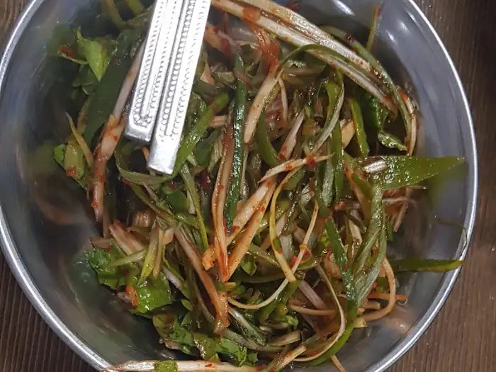매콤하게 양념된 파절이와 채소 무침