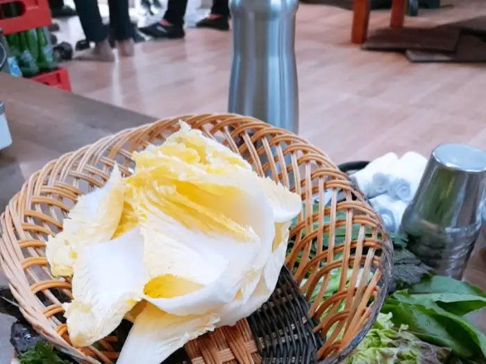 신선한 배추 잎이 바구니에 담겨 있는 모습