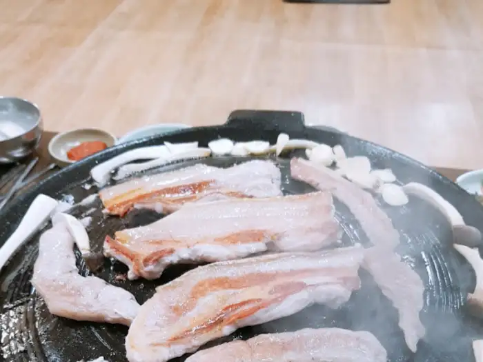 불판 위에서 지글지글 익어가고 있는 삼겹살