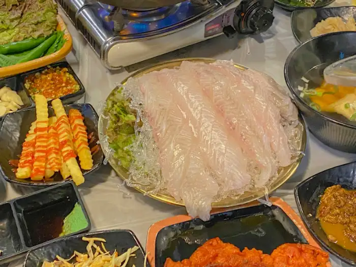 정갈하게 차려진 모듬회와 곁들임 반찬