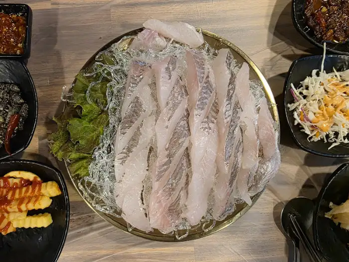 정갈하게 놓여있는 생선회 덩어리들