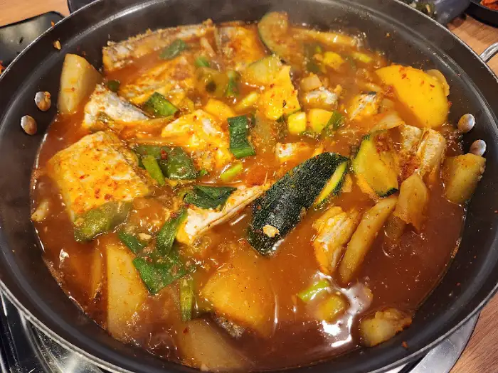 팔팔 끓는 갈치찌개