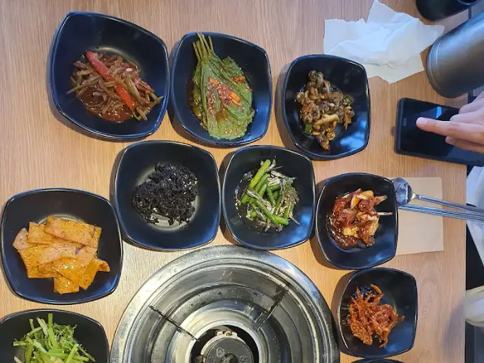 테이블 위 차려진 음식들