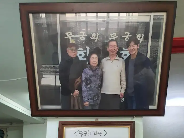 허영만 화백의 사인과 함께 찍은 가족 사진
