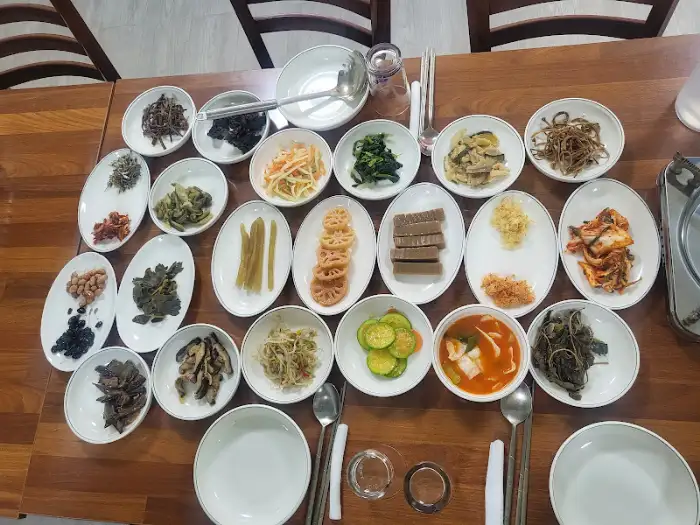 푸짐하게 차려진 밑반찬들