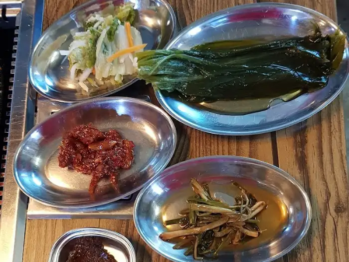 네 가지 종류의 밑반찬이 담긴 그릇들