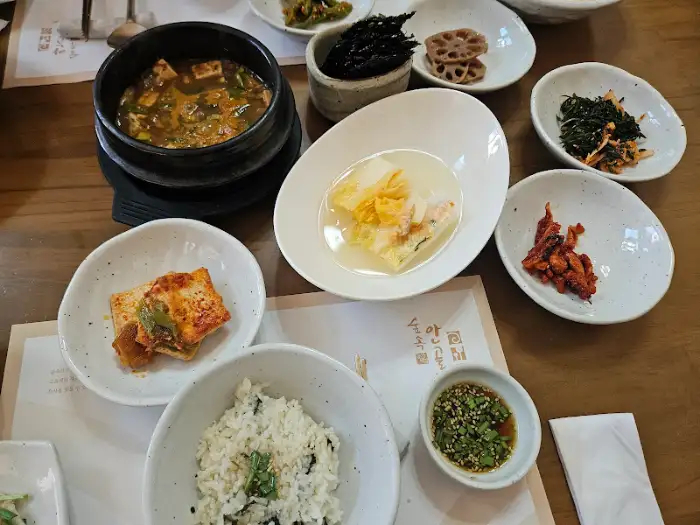 정갈하게 차려진 여러 가지 반찬과 밥, 찌개