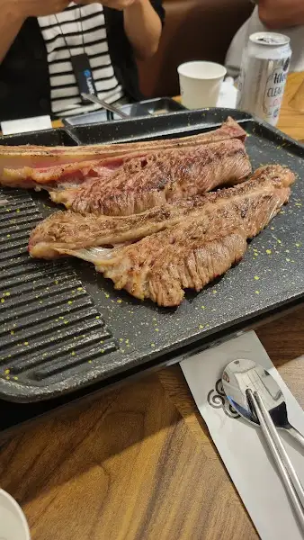 테이블 위 우대갈비와 음료
