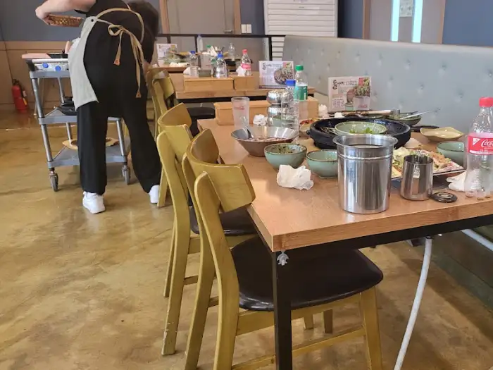 식당 내부 테이블 세팅
