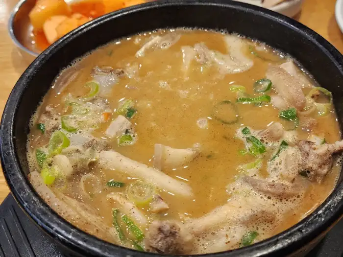 순대국 속 다양한 부속의 모습