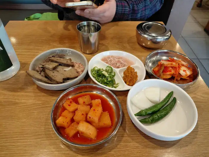 테이블에 차려진 순대국과 반찬들