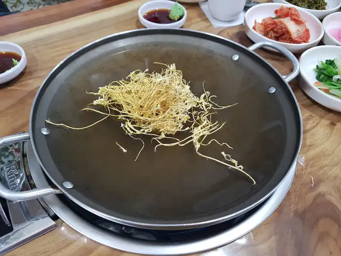 끓기 시작하는 냄비 속 육수