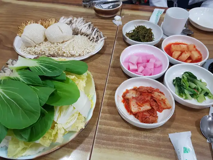 정갈한 밑반찬과 버섯 플레이트