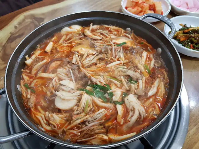 국물이 진해진 버섯전골