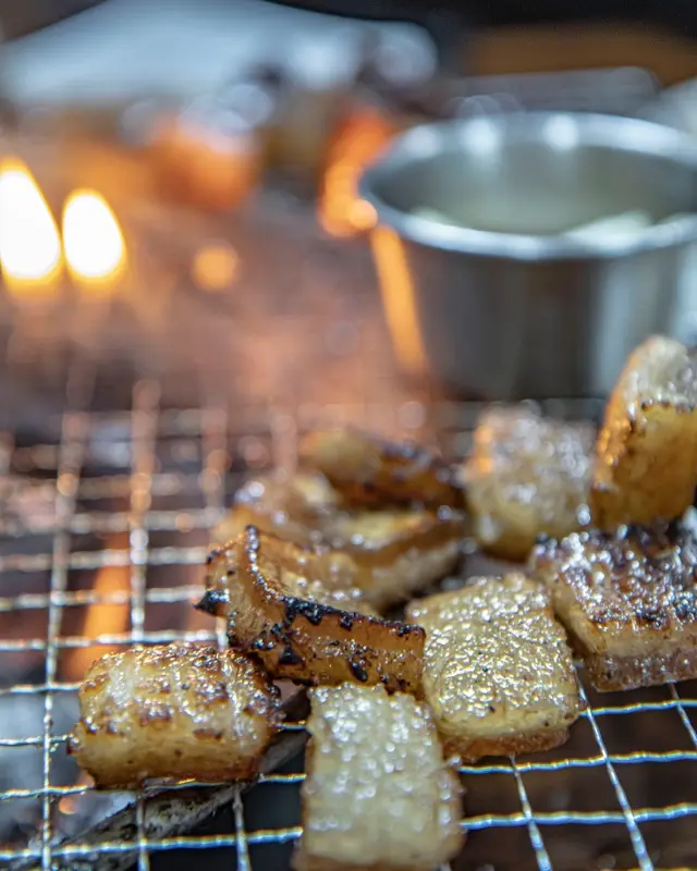 불판 위에서 맛있게 구워지는 껍데기