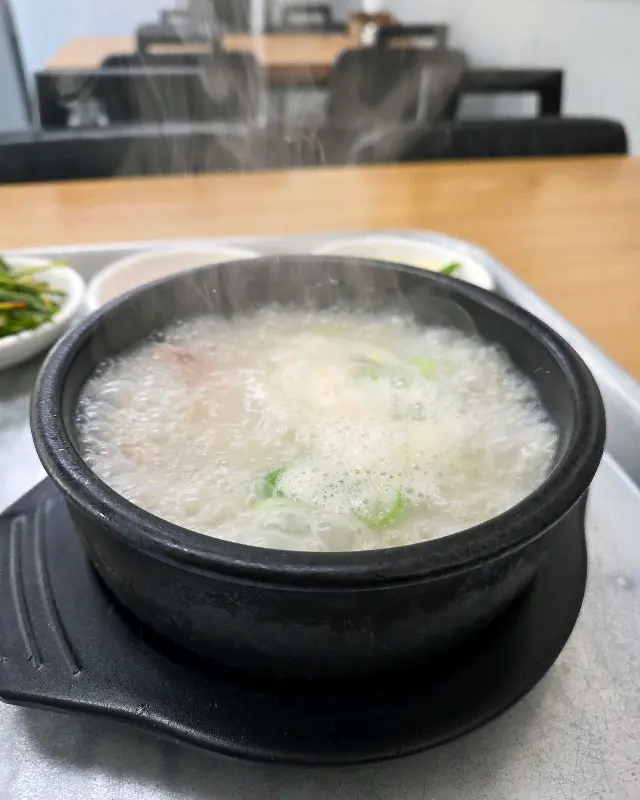 뽀얀 국물의 돼지국밥