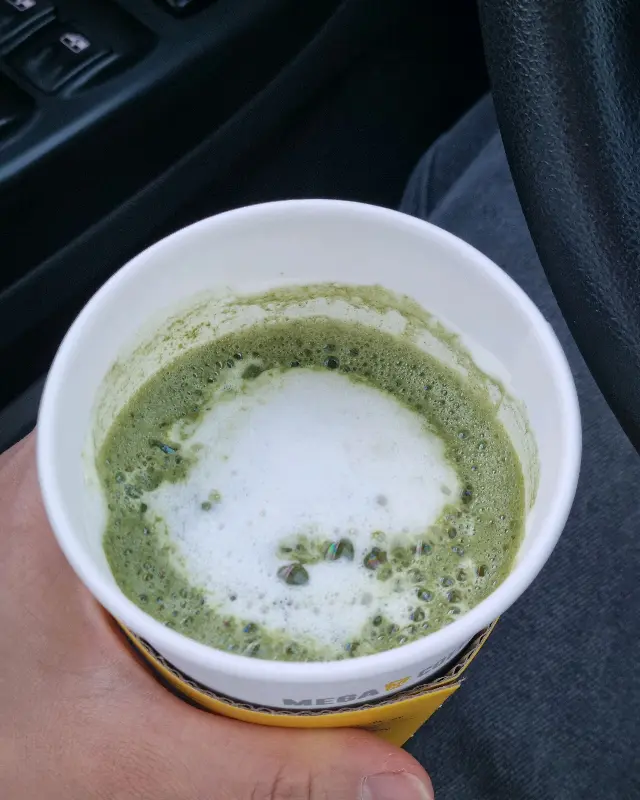 따뜻한 녹차라떼