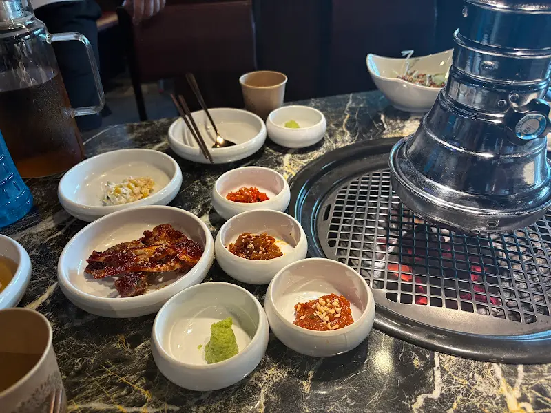 화설 내부 테이블 모습