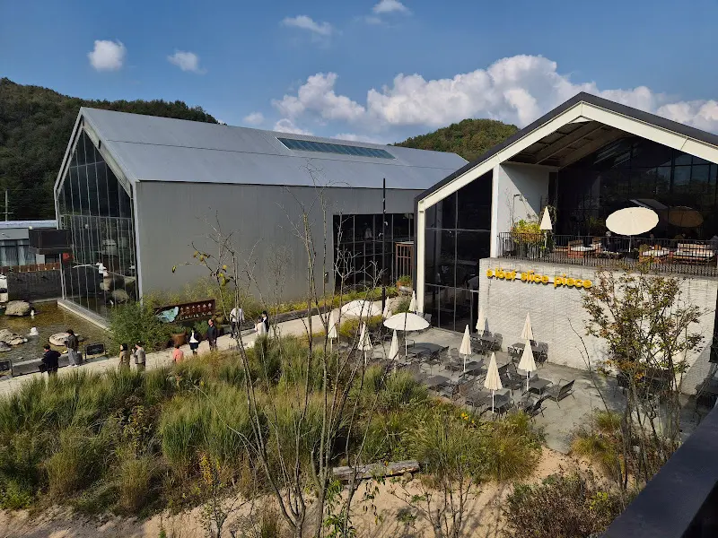 카페 외부 건물. 모던한 건축 디자인이 돋보인다.