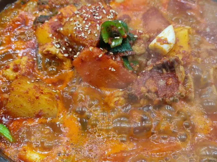 끓고 있는 닭볶음탕