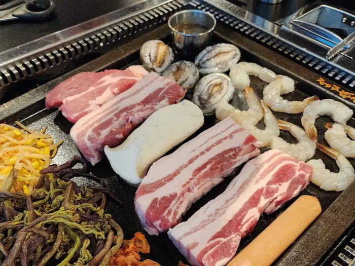 신선한 흑돼지와 해산물, 채소