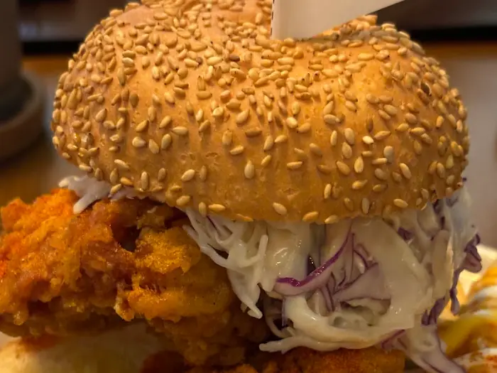 먹음직스러운 치킨 버거 단면