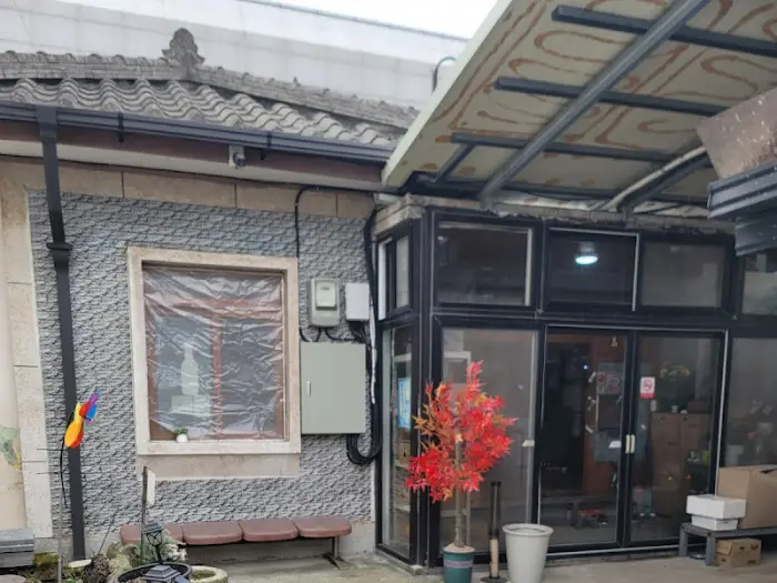 창문 너머로 보이는 식당 내부 모습. 오래된 가정집의 흔적이 보인다.