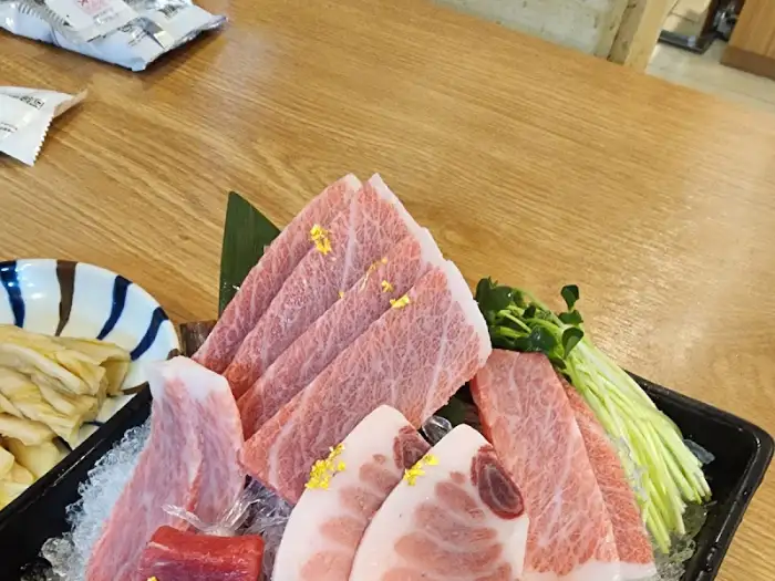 참치 사시미 플레이트와 곁들임