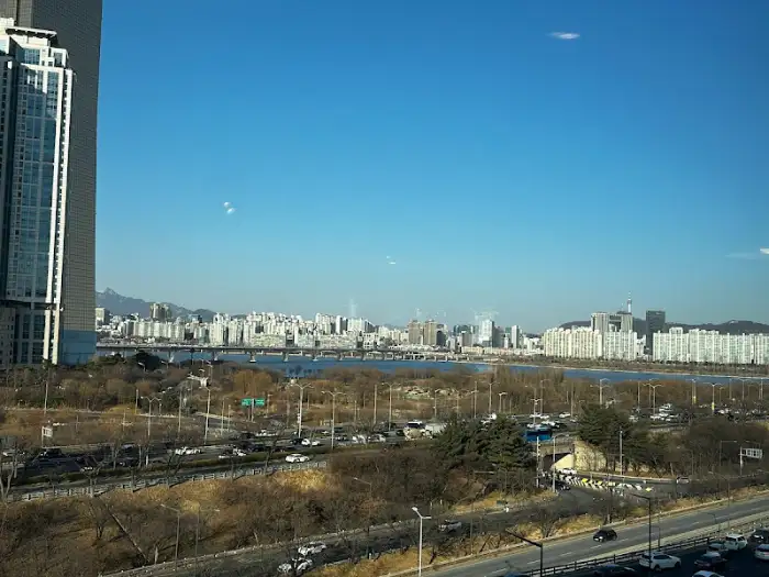 넓은 통창 너머로 보이는 한강과 도시 풍경