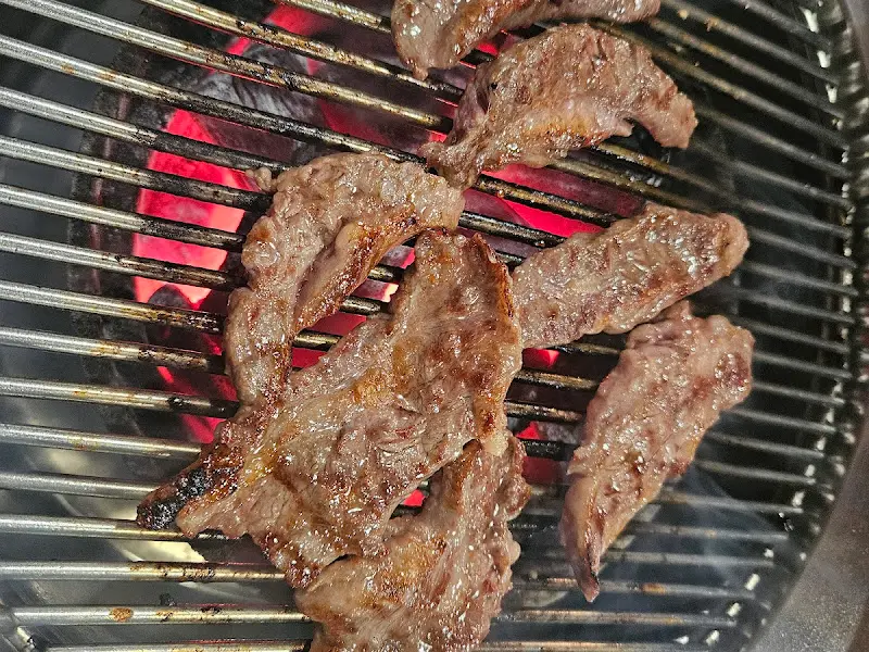 숯불 위에서 익어가는 갈비살