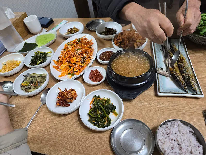 청다래 쌈밥 먹는 모습