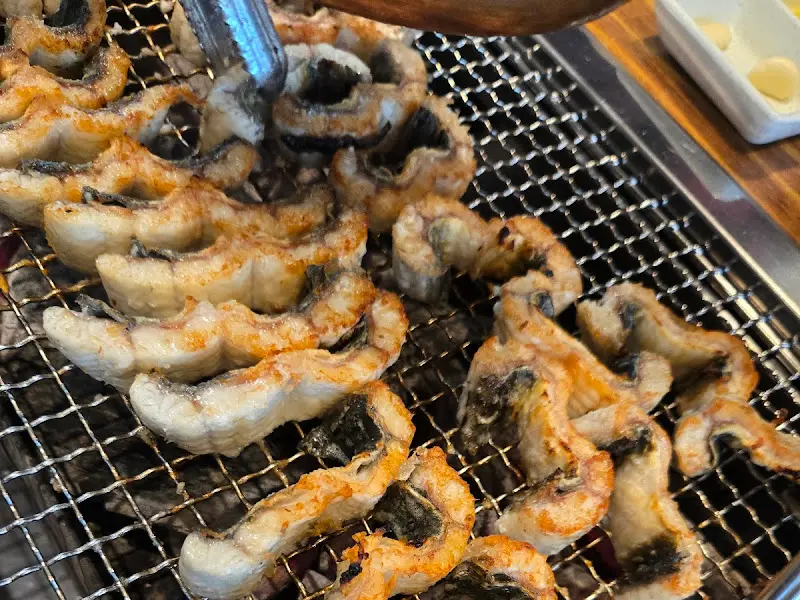 숯불 위에서 맛있게 익어가는 장어