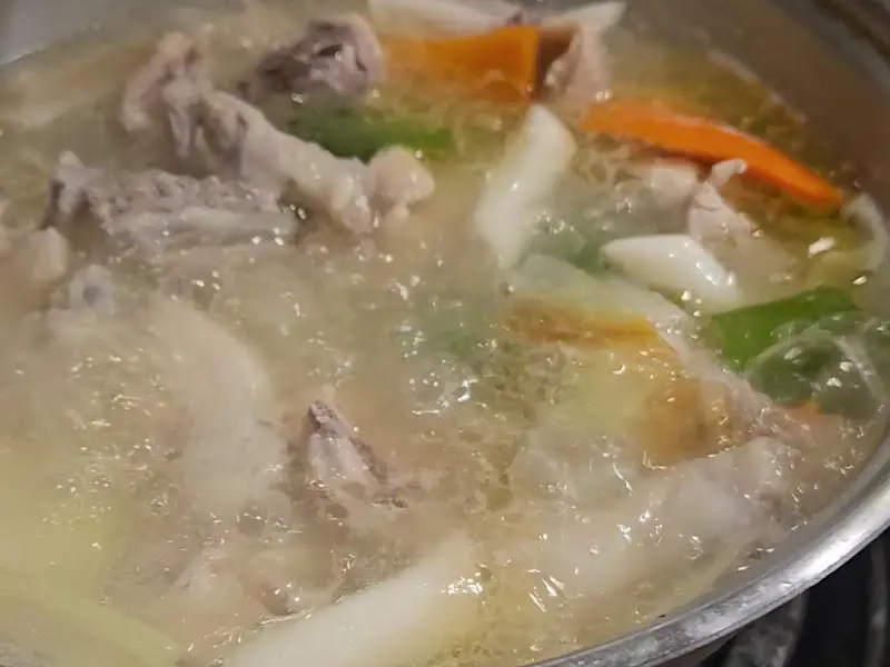 뽀얀 사골 국물이 인상적인 사골칼국수