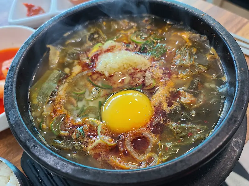 날계란을 푼 소고기 해장국