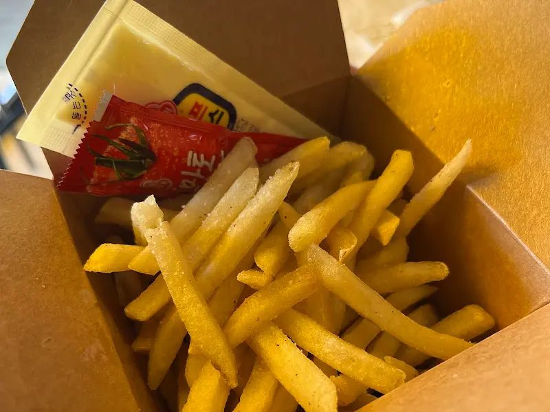 케밥 세트에 포함된 감자튀김