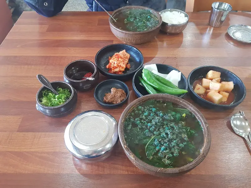 정갈한 밑반찬과 올갱이국