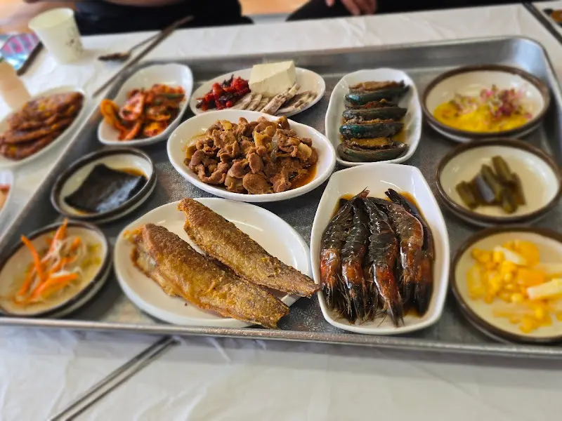 다양한 반찬들이 쟁반에 가득 담겨 나온 모습