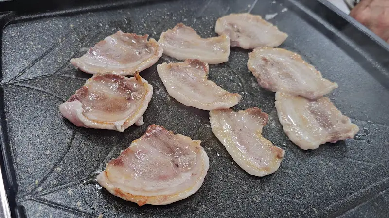 불판 위에서 익어가는 삼겹살