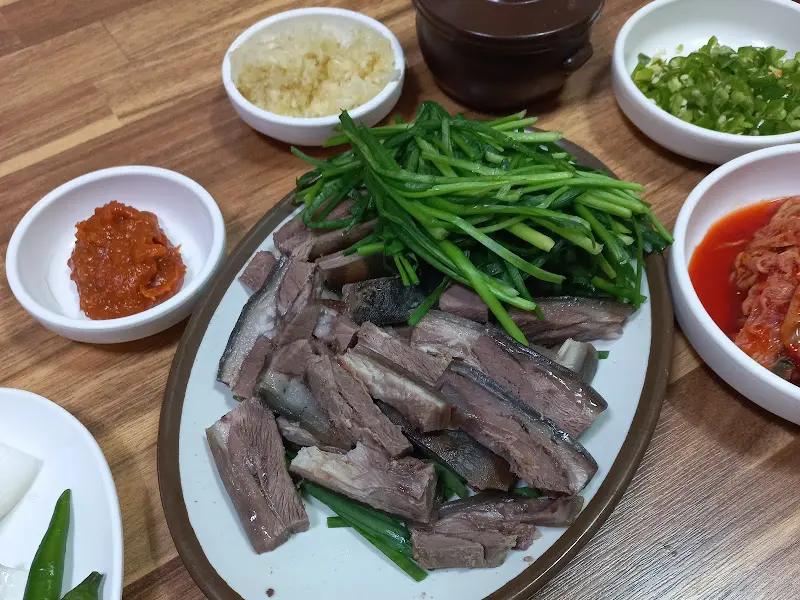 흑염소 수육 한상차림