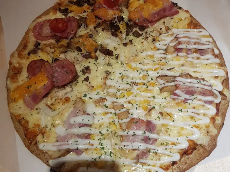 다양한 토핑의 피자