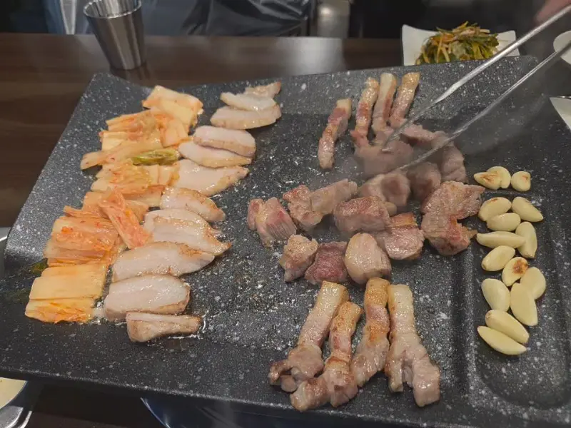 김치와 함께 구워지는 삼겹살