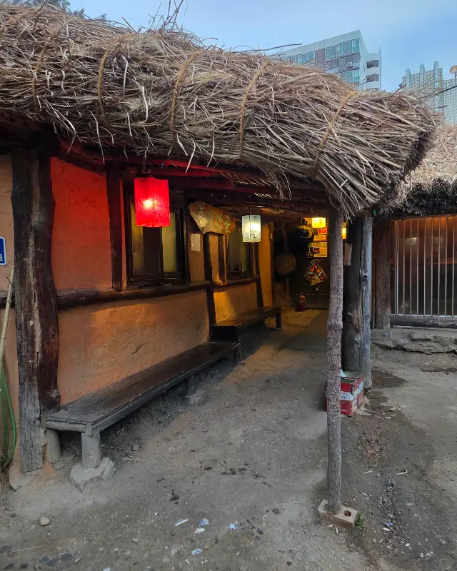 초가집 지붕 아래 아늑한 공간