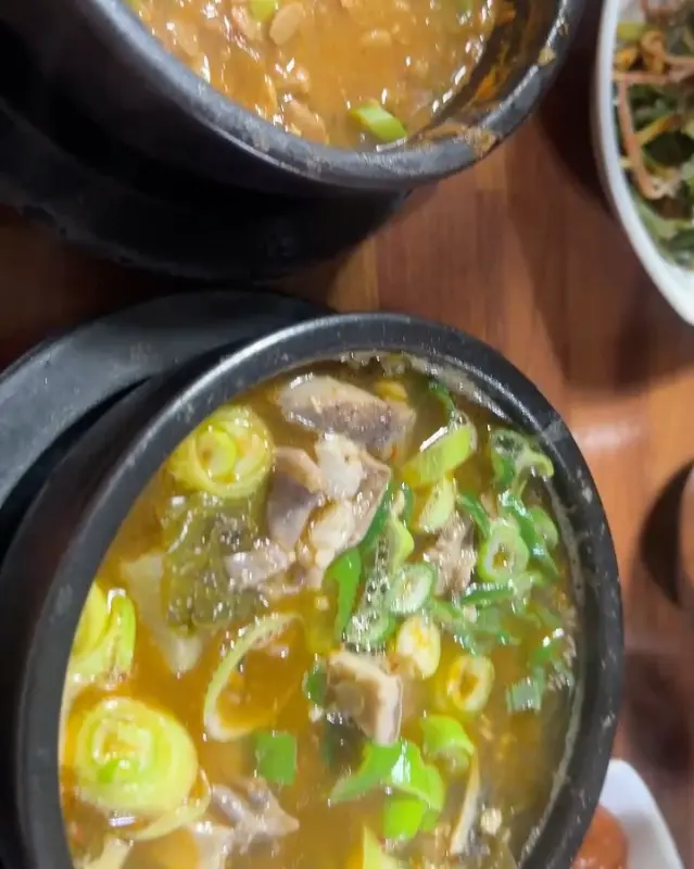 현암뚝방구이에서 서비스로 제공되는 푸짐한 청국장